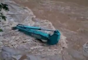 air_sungai_bah_bolon_di_sipispis_sergai_mendadak_meluap_satu_unit_beko_hanyut_2026-04-04_21-25-38_3261