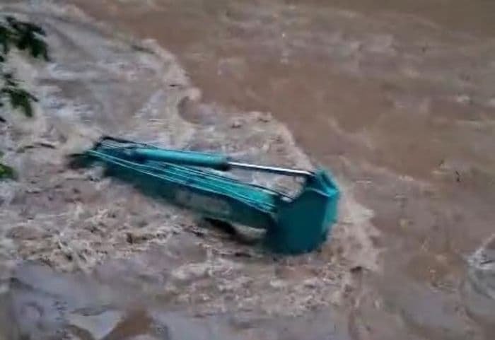 air_sungai_bah_bolon_di_sipispis_sergai_mendadak_meluap_satu_unit_beko_hanyut_2026-04-04_21-25-38_3261